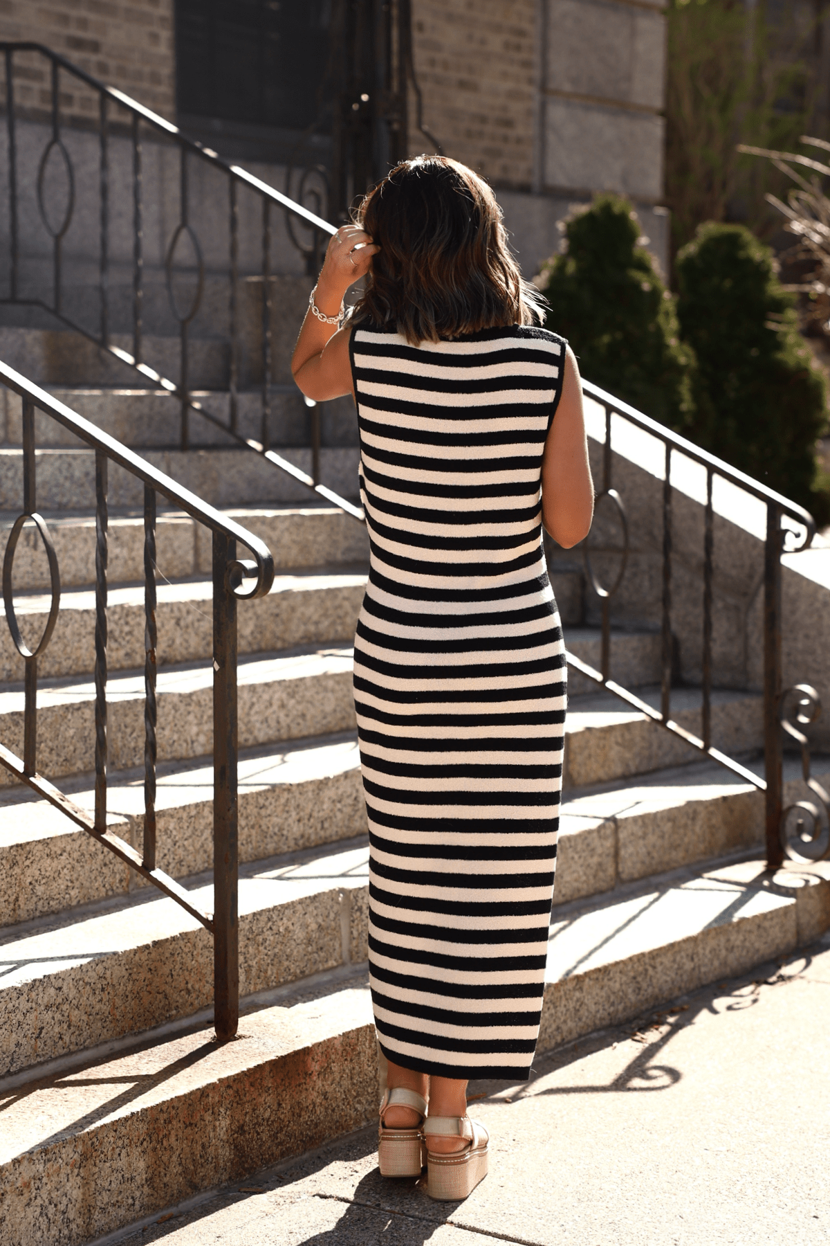 Back view sleeveless striped midi dress